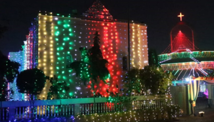 বড়দিনের উৎসব ঘিরে আলোর ঝলকানি