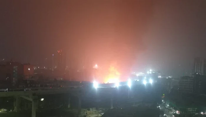 রাজধানীর তেজগাঁওয়ে বস্তিতে আগুন